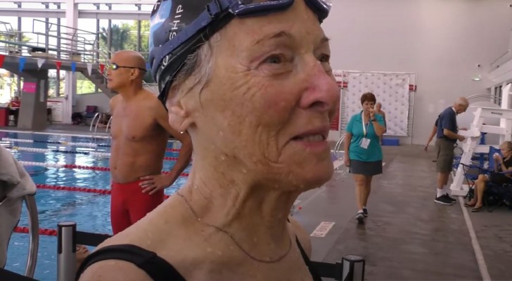 Une nageuse de 100 ans établit un nouveau record du monde : 