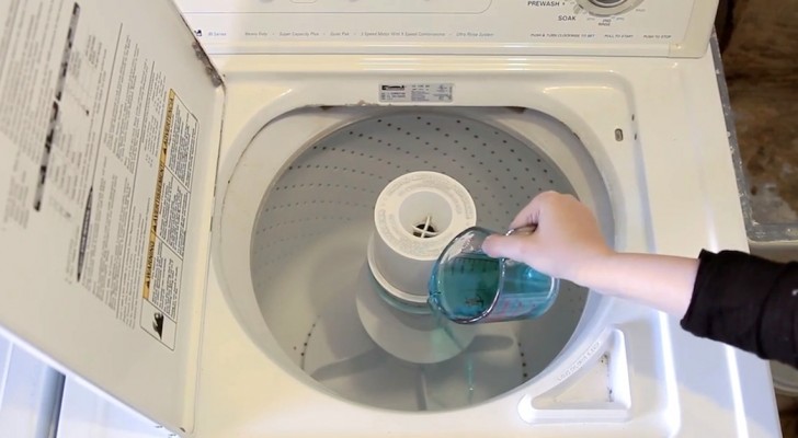 Sie kippt Mundspülung in die Waschmaschine: Ihr Trick ist sehr nützlich