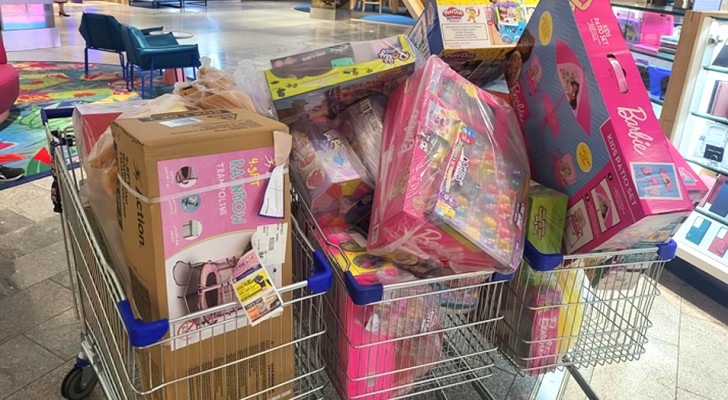Madre criticada por haber comprado 3 carritos llenos de juguetes: son todos para su hija de 4 años