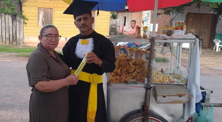 En 52-årig gatuförsäljare förverkligar sin dröm om att ta examen