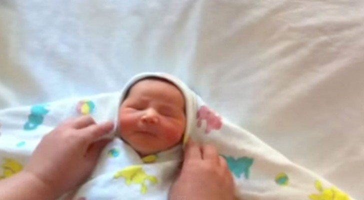 Sie deckt ein Neugeborenes mit einer Decke zu: Die Reaktion ist bezaubernd