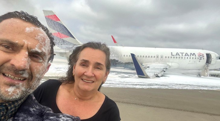 Couple take a selfie after surviving a plane crash