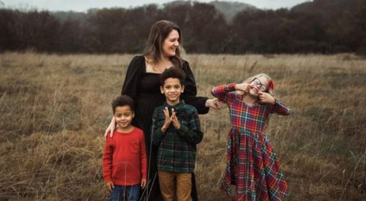 Insegnante di 26 anni single adotta 3 bambini: "Ora la mia vita è completa"