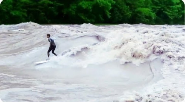 Surfista sobre pleno rio
