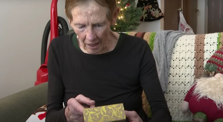 En "hemlig välgörare" skickar en massa presenter till en 84-årig kvinna