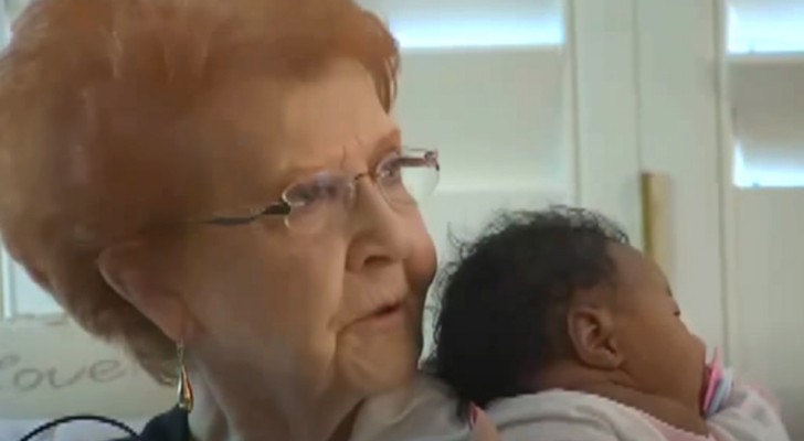 Vater und Neugeborener wird verboten, per Flugzeug nach Hause zurückzukehren: Eine freundliche Witwe beherbergt sie in ihrem Haus
