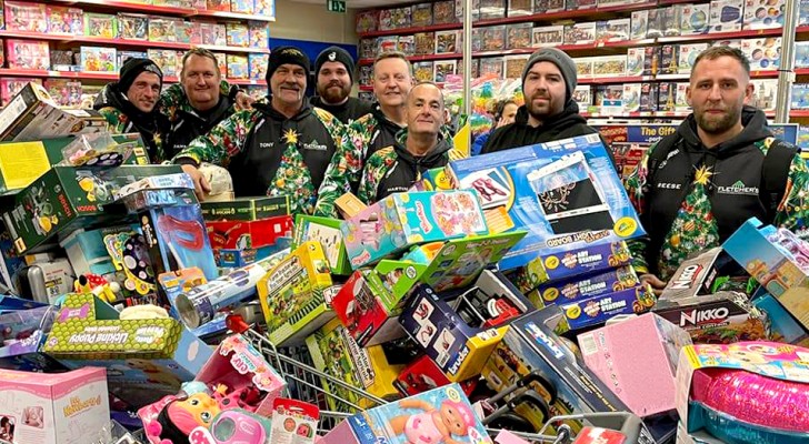 Gibt 15.000 Pfund aus, um Geschenke für unbekannte Kinder zu kaufen: "Niemand sollte zu Weihnachten leer ausgehen "