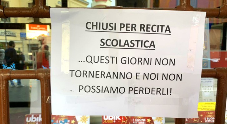 Chiudono il negozio per assistere alla recita dei figli: "Questi giorni non torneranno e noi non possiamo perderli!"