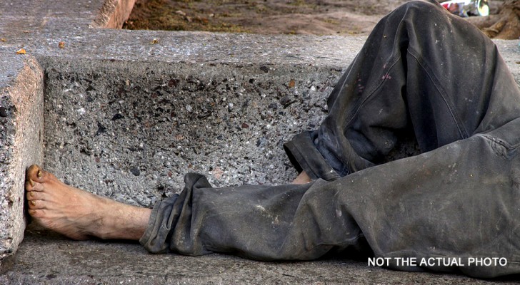 Poliziotti vedono un senzatetto a piedi nudi: decidono di comprargli scarpe e vestiti nuovi (+VIDEO)