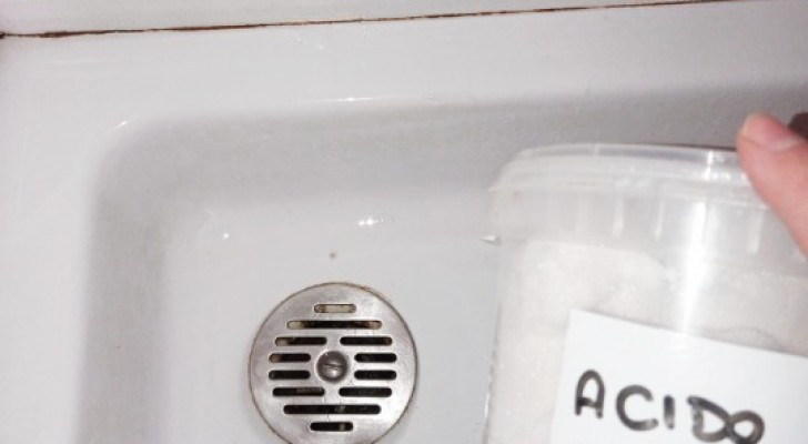 L'infallibile metodo degli idraulici per togliere l'odore di fogna dalla doccia
