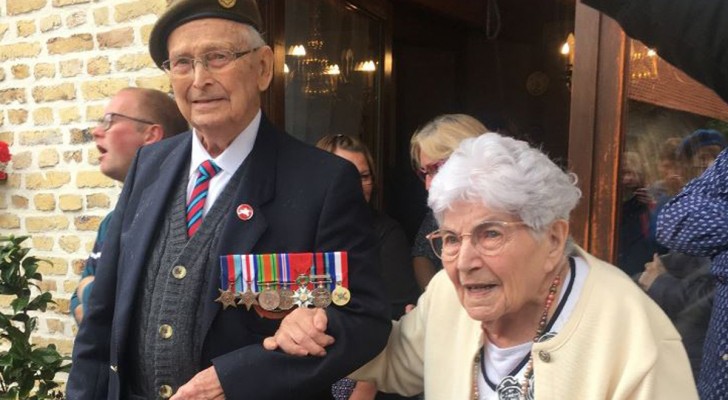 99 år gammal återfinner han sin första kärlek: "Jag sparade hennes foto i 78 år"