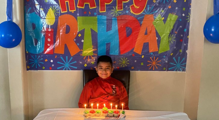 Ingen dyker upp på den här 9-åriga killens födelsedag så människor på nätet överraskar honom med presenter