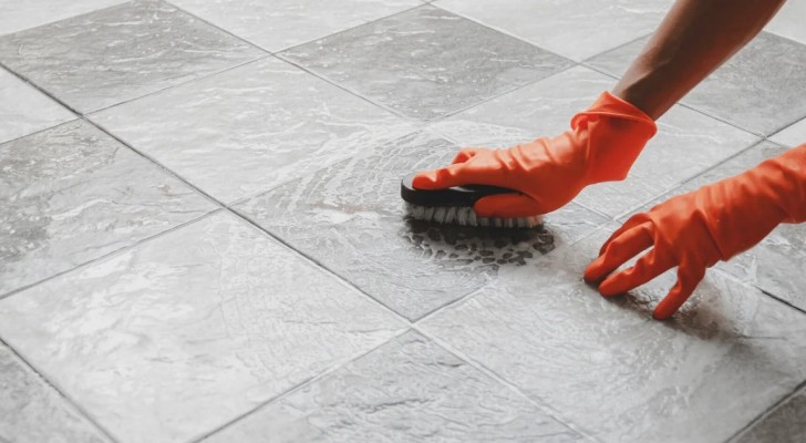 Fughe del pavimento annerite: 3 metodi per sbiancarle senza troppa fatica