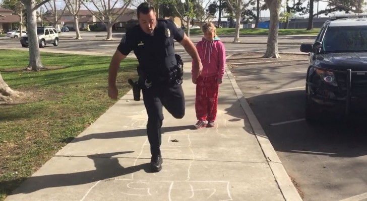 Mother and daughter live in their car: policemen decide to help them and do something special for the little girl (+VIDEO)