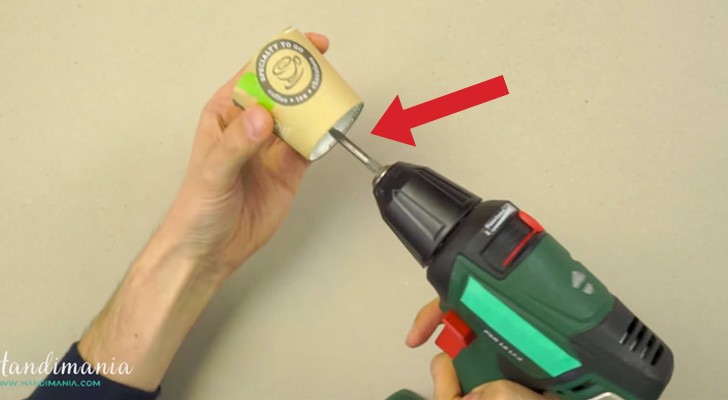 He makes a hole in a glass: this man shows you a very clever hack!