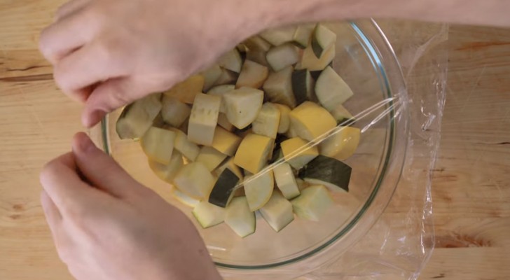 Cubre las hortalizas con una pelicula y lo pone en el microondas: aqui 9 trucos formidables!