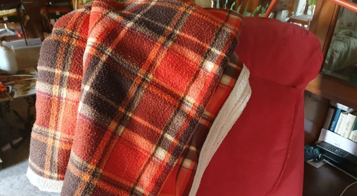 Decken, Überwürfe und Kissen zum Desodorieren des Wohnzimmers verwenden