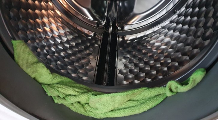 Schimmel uit de pakking van de wasmachine verwijderen met een eenvoudige truc