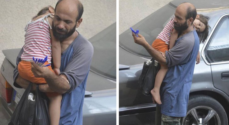 Papà in difficoltà vende penne in strada per sopravvivere: grazie ad una foto diventa imprenditore