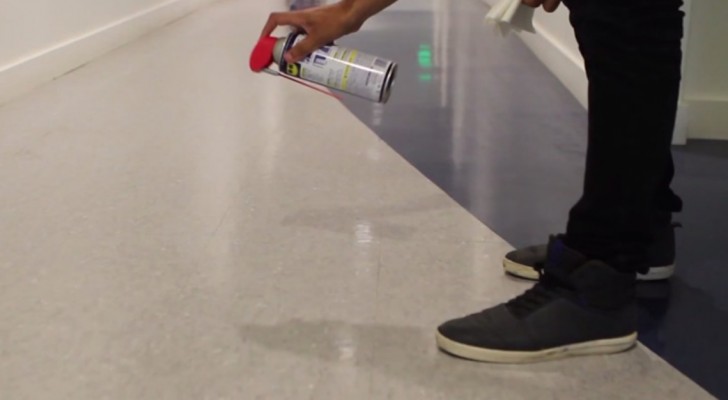 Pour WD-40 on the floor: here's an alternative and totally unexpected use of this product !