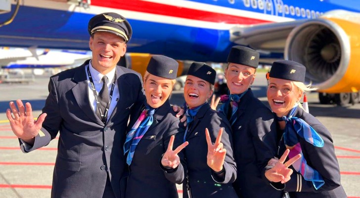 Il est le commandant de bord, sa femme et ses trois filles les hôtesses de l'air : ils forment l'équipage complet de l'avion