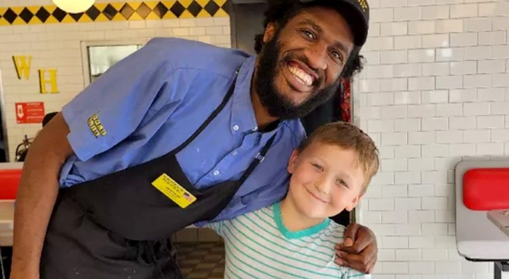 Bimbo di 8 anni scopre che il suo amico cameriere è in difficoltà e insiste per aiutarlo