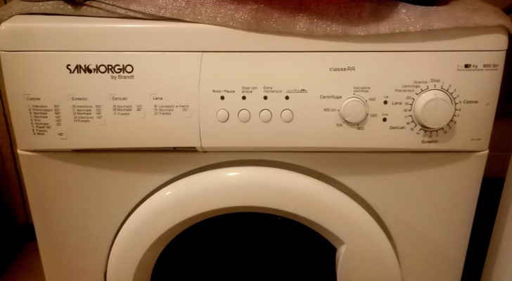 De wasmachine gebruiken en tegelijkertijd water en elektriciteit besparen: alle trucs om het te doen