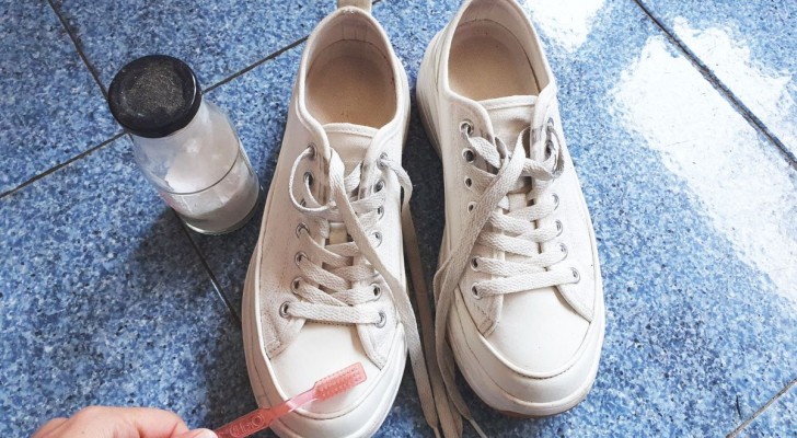 SOS scarpe bianche: i metodi per pulirle e farle tornare come nuove