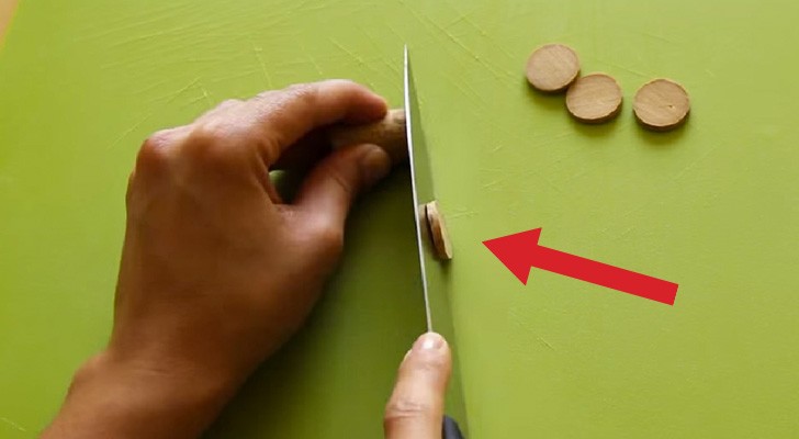 Cut a cork into slices and follow a few easy steps: you'll be surprised !