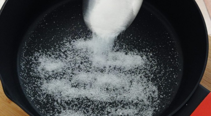 Botemedlet med salt för att återställa stekpannornas non-stick-egenskaper