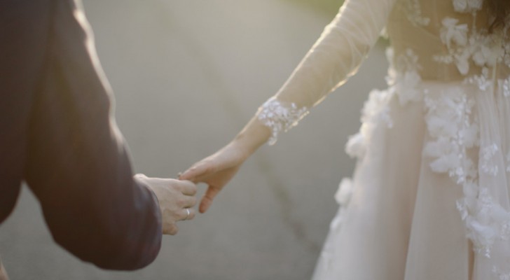 Ze nodigt haar vriend uit voor een bruiloft zonder een detail te onthullen: hij is de bruidegom