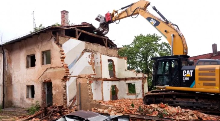 Builder demolishes a $600,000 house while the owners are on vacation