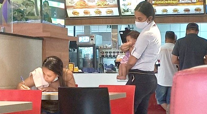 Hon lyckas inte lämna in sin jobbansökan för att hennes dotter gnäller, men ägaren tar hand om flickan åt henne