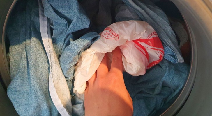 De truc met plastic tassen in de wasmachine: je moet wel voorzichtig zijn