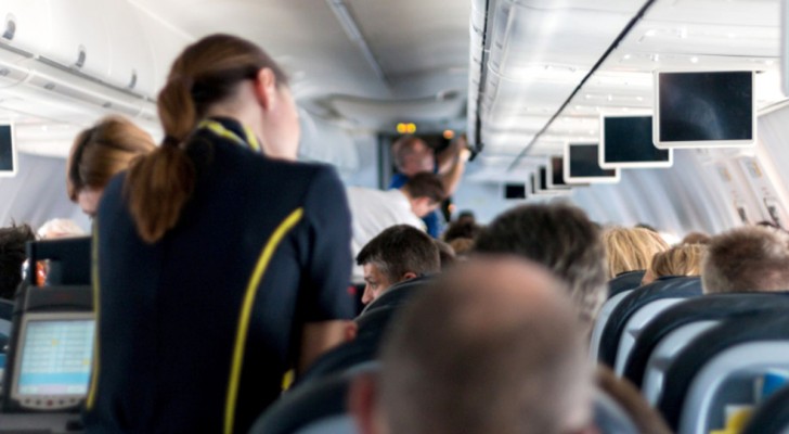 En flygvärdinna tvingar en kvinna som är gravid i 5:e månaden att städa golvet på flygplanet