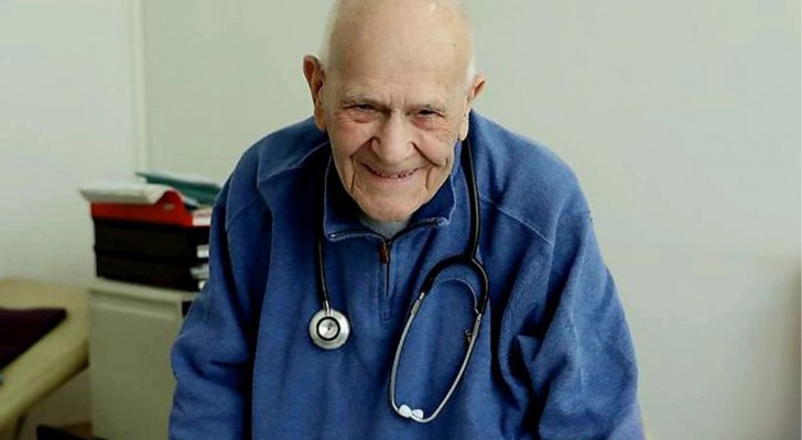 Doctor continues his practice despite being 102 years old: "I don't want to abandon my patients"