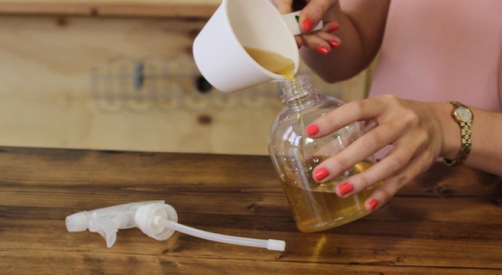 She puts green tea in a spray container and show you a refreshing trick !