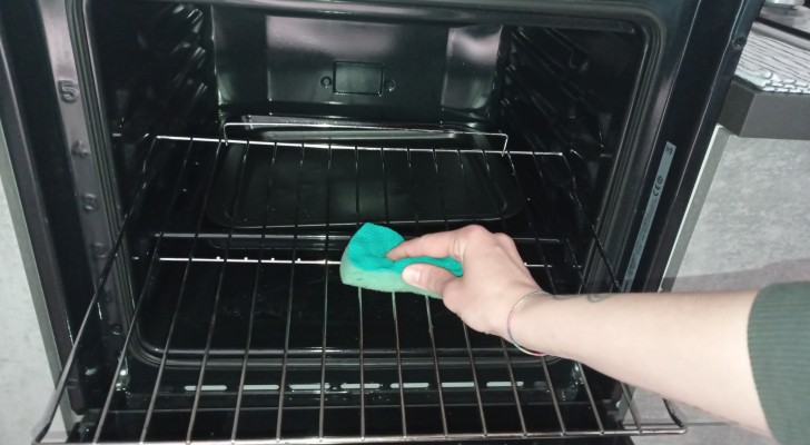 Pulire le griglie del forno incrostate: metodi e strumenti utili