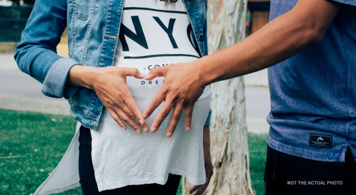 Bekritiseerd omdat hij een relatie heeft met een vrouw die zwanger is van een andere man: “Ze is mijn dochter, punt uit”