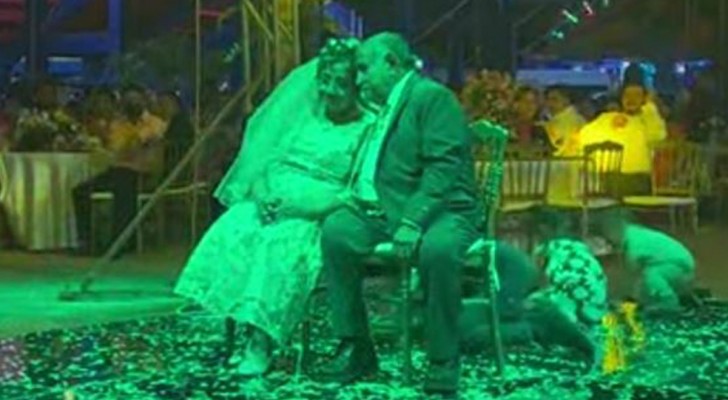 Kinderen verstoren gouden huwelijksceremonie van grootouders: ouders krijgen kritiek (+VIDEO)