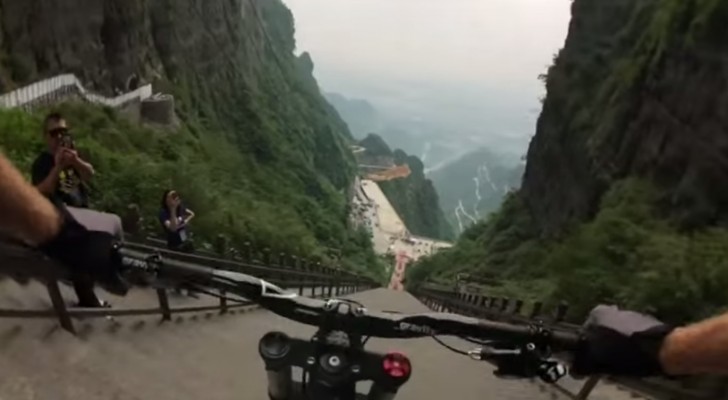 He's ready to go down 999 steps with his bike: his descent will make you hold your breath !