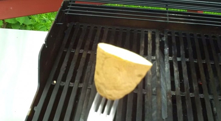 Hij wrijft met een halve aardappel over de grill: deze truc is handig en natuurlijk!