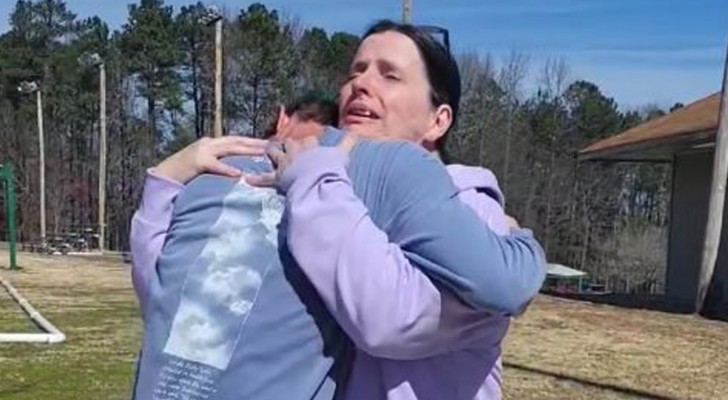 Woman gives her newborn son up for adoption: after 18 years, she finally manages to hug him again (+VIDEO)