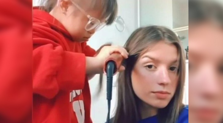 Niña con síndrome de Down se convierte en la peluquera personal de su hermana
