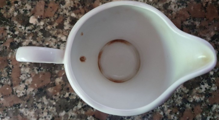 Nie wieder Blamagen: So entfernen Sie Kaffeeflecken vom Tassenboden