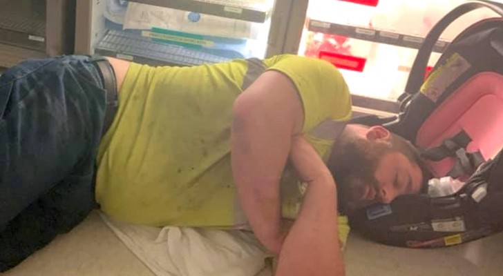De foto van een slapende vader in het ziekenhuis gaat viraal: zijn vrouw vertelt wat er is gebeurd