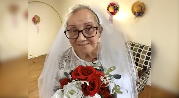 Deze 77-jarige vrouw heeft besloten om met zichzelf te trouwen. De merkwaardige video van de ceremonie