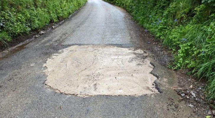 Qualcuno ha coperto una buca dopo che la strada è stata chiusa per settimane: ricercato dalla polizia