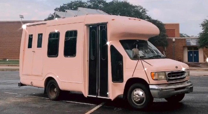 Woman turns a minibus into a home equipped with every creature comfort: the interior is charming (+ VIDEO)