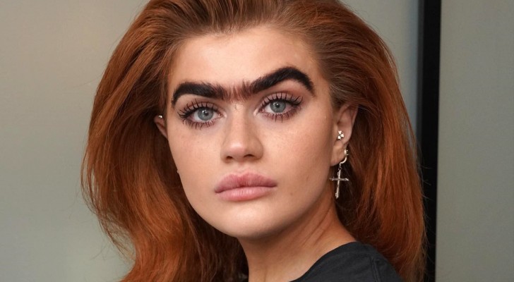 Model daagt alle vooroordelen uit en presenteert zichzelf voor iedereen met haar "unibrow"